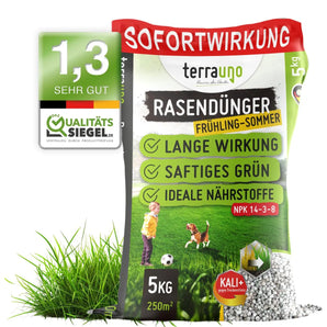 Ein 5kg-Sack TerraUno Hazy MornRasendünger - Sparabo, ideal für Frühjahr und Sommer, liefert schnelle und dauerhafte Ergebnisse für saftig grünen Rasen. Ein Kind und ein Hund spielen auf dem Rasen und illustrieren die perfekte Rasenpflege mit sichtbarem Granulat.